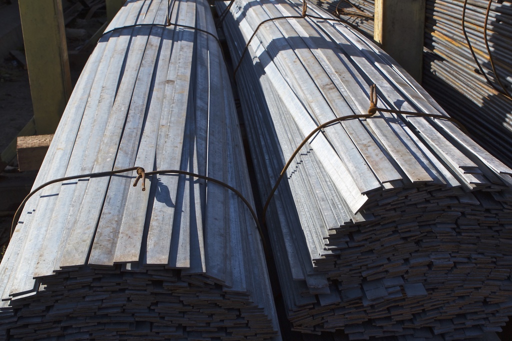 Полоса стальная.jpg bigstock-Metal-Profile-Strip-In-Packs-A-263040664.jpg