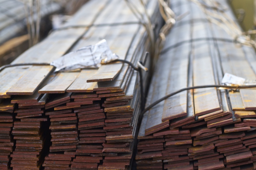 Полоса стальная.jpg bigstock-Metal-Profile-Strip-In-Packs-A-263041087.jpg